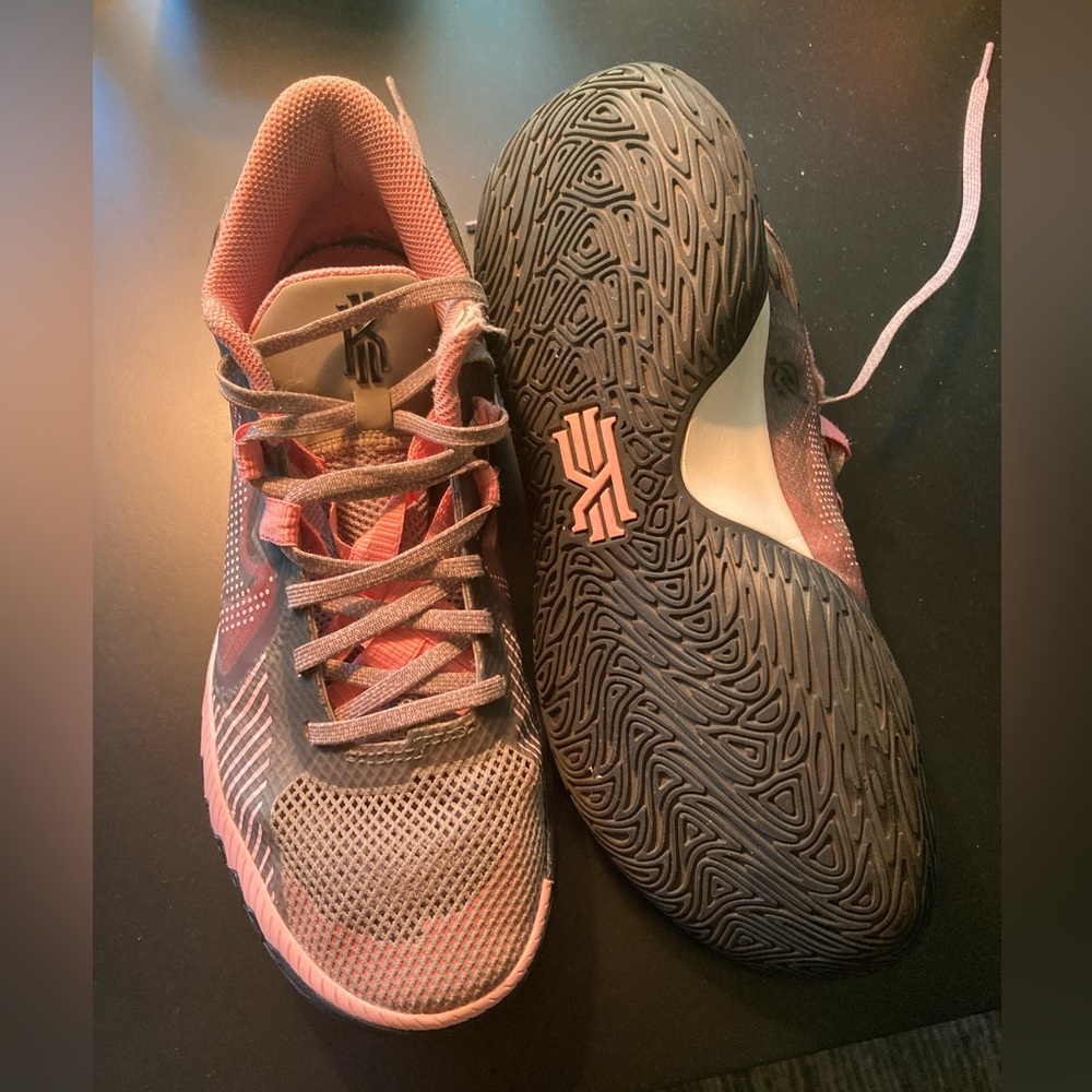 Size 7.5 men’s Kyrie basketball shoes